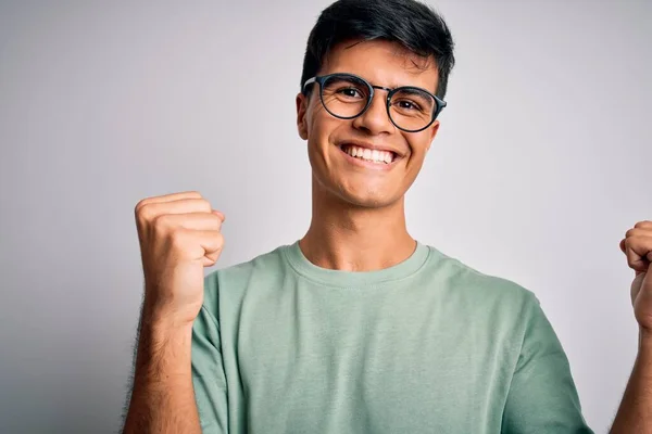 Joven Hombre Guapo Con Camiseta Casual Gafas Sobre Fondo Blanco —  Fotos de Stock