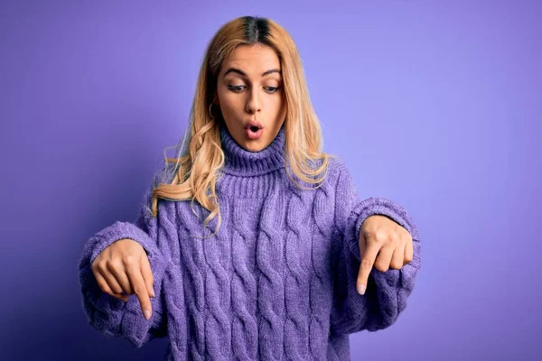 Ung Vacker Blond Kvinna Bär Casual Turtleneck Tröja Över Lila — Stockfoto