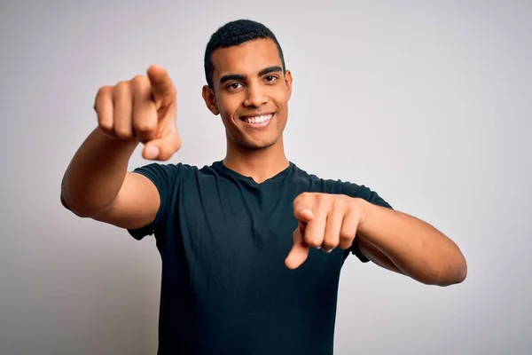 Junger Gutaussehender Afrikanisch Amerikanischer Mann Lässigem Shirt Vor Weißem Hintergrund — Stockfoto