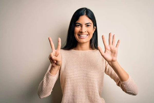 Junge Schöne Hispanische Frau Trägt Eleganten Rosafarbenen Pullover Über Isoliertem — Stockfoto