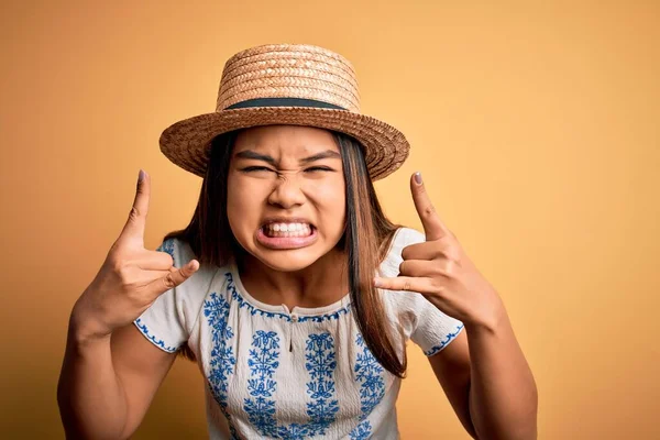 Joven Hermosa Chica Asiática Con Camiseta Casual Sombrero Pie Sobre —  Fotos de Stock