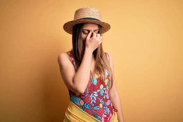 Young Beautiful Blonde Woman Wearing Swimsuit Summer Hat Yellow Background — Stock Photo, Image