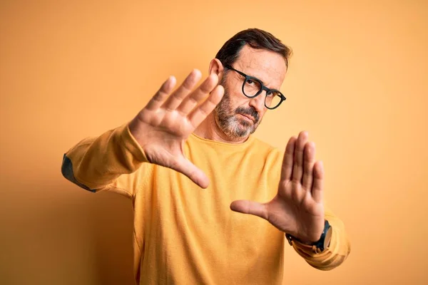 Medelålders Hoary Man Bär Casual Tröja Och Glasögon Över Isolerad — Stockfoto