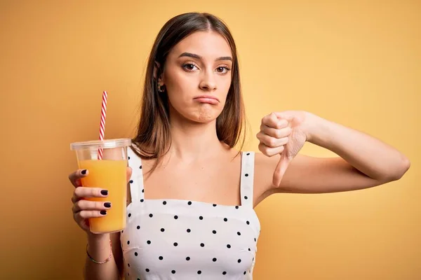 Junge Schöne Brünette Frau Trinkt Gesunden Orangensaft Auf Gelbem Hintergrund — Stockfoto