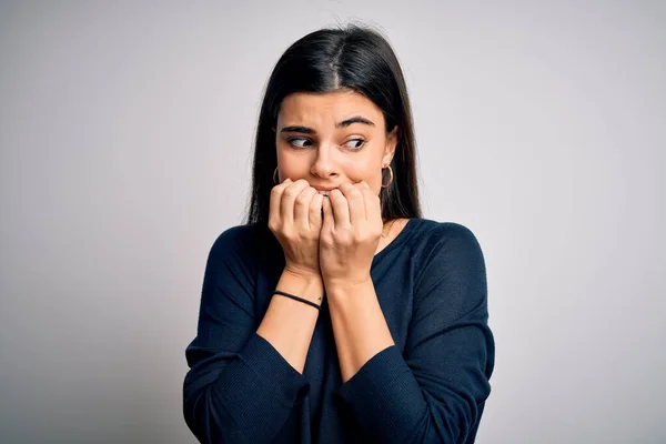 Jonge Mooie Brunette Vrouw Dragen Casual Trui Staan Witte Achtergrond — Stockfoto