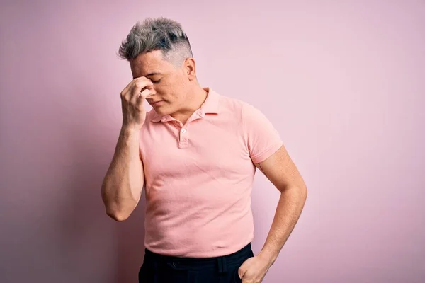 Ung Stilig Modern Man Bär Casual Rosa Shirt Över Isolerad — Stockfoto