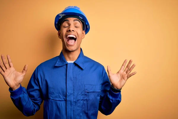 Homem Trabalhador Afro Americano Bonito Jovem Vestindo Uniforme Azul Capacete — Fotografia de Stock