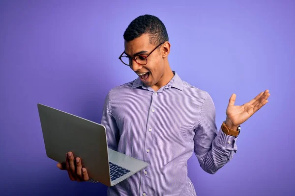 Jonge Knappe Afrikaanse Amerikaanse Zakenman Werken Met Behulp Van Laptop — Stockfoto