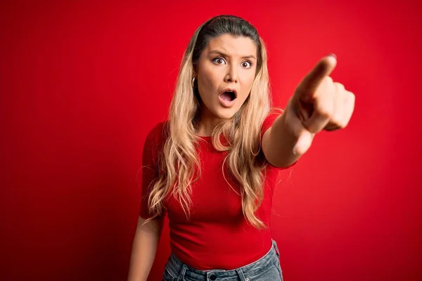 Giovane Bella Donna Bionda Indossa Casual Shirt Piedi Sopra Isolato — Foto Stock