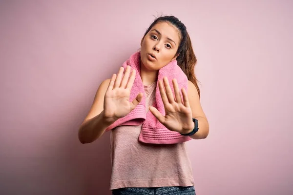 Genç Güzel Esmer Spor Kadın Spor Giyer Pembe Arka Planda — Stok fotoğraf