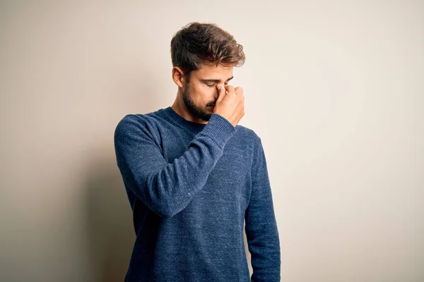 Jonge Knappe Man Met Baard Die Casual Trui Witte Achtergrond — Stockfoto