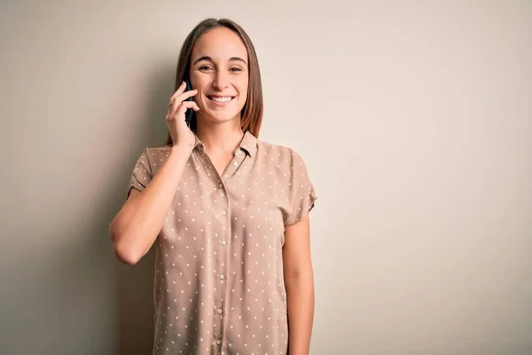 Jonge Mooie Vrouw Praten Smartphone Witte Achtergrond Met Een Vrolijke — Stockfoto