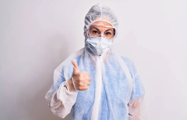 Krankenschwester Mittleren Alters Die Coronavirus Schutzausrüstung Über Weißem Hintergrund Trägt — Stockfoto