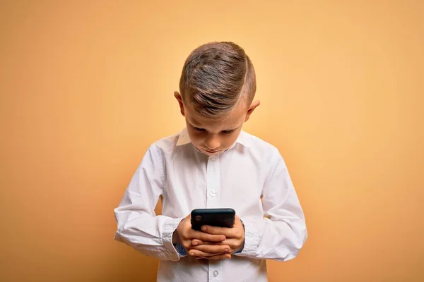 Pequeño Niño Caucásico Joven Usando Teléfono Inteligente Mirando Pantalla Del —  Fotos de Stock