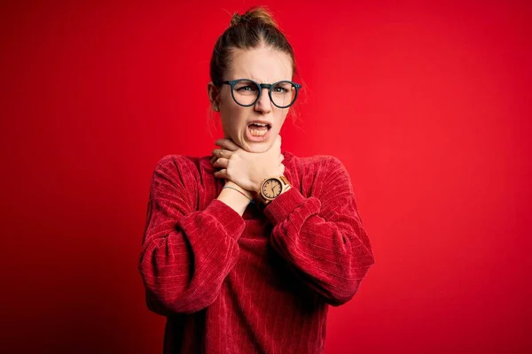 Junge Schöne Rothaarige Frau Lässigem Pullover Über Isoliertem Rotem Hintergrund — Stockfoto