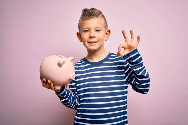 Młody Mały Biały Dzieciak Bankowych Pieniędzy Skarbonkę Jako Oszczędności Bogactwa — Zdjęcie stockowe