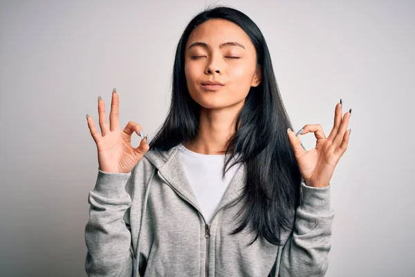 Young Beautiful Chinese Sporty Woman Wearing Sweatshirt Isolated White Background — ストック写真