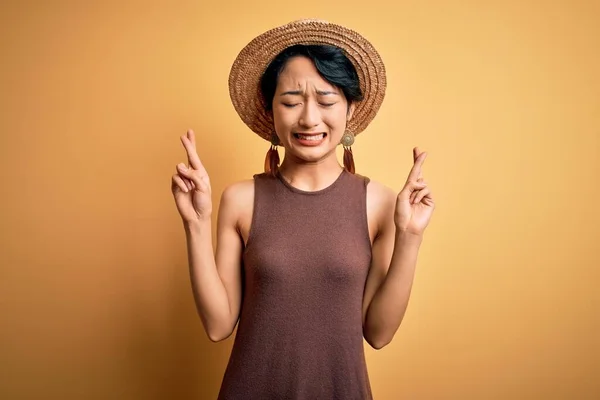 Junge Schöne Asiatische Mädchen Lässigem Shirt Und Hut Über Isoliertem — Stockfoto