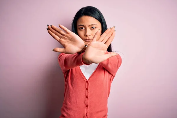 Genç Güzel Çinli Bir Kadın Pembe Arka Planda Rahat Bir — Stok fotoğraf