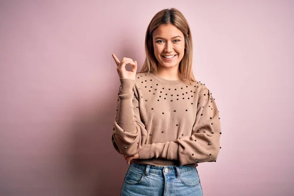 Young Beautiful Blonde Woman Wearing Fashion Sweater Pink Isolated Background — Stock Photo, Image