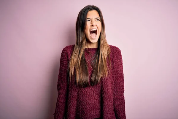 Joven Chica Hermosa Con Suéter Casual Sobre Fondo Rosa Aislado — Foto de Stock