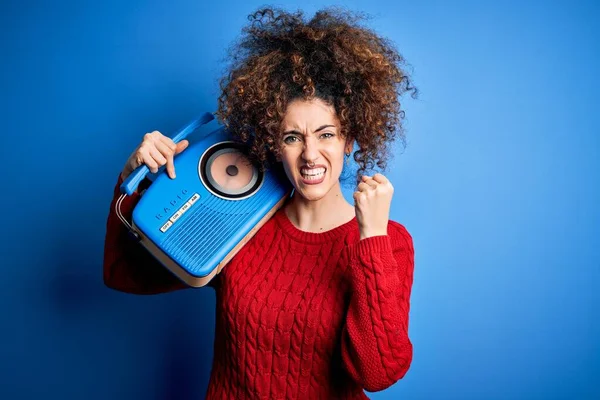 Junge Schöne Frau Mit Lockigem Haar Und Piercing Musik Hören — Stockfoto