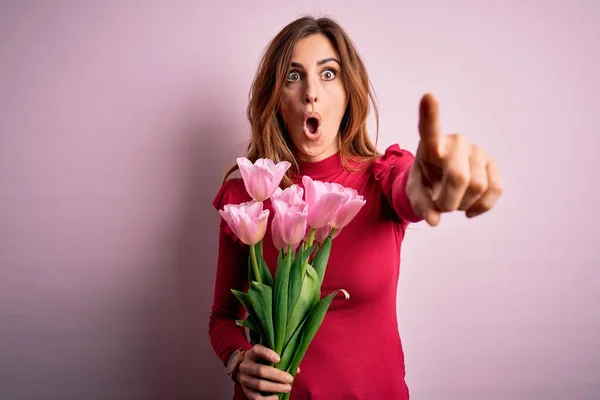 Junge Schöne Brünette Frau Hält Strauß Rosa Tulpen Über Isoliertem — Stockfoto