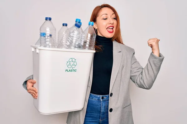Jovem Mulher Ruiva Bonita Reciclagem Segurando Lata Lixo Com Garrafas — Fotografia de Stock