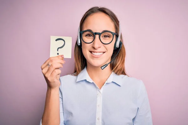 Schöne Callcenter Agentin Arbeitet Mit Headset Mit Erinnerung Mit Fragezeichen — Stockfoto