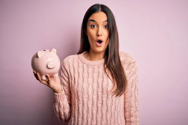 Jong Mooi Brunette Vrouw Holding Piggy Bank Sparen Geld Voor — Stockfoto