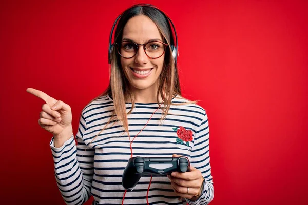 Jonge Blonde Gamer Vrouw Met Behulp Van Gamepad Spelen Video — Stockfoto