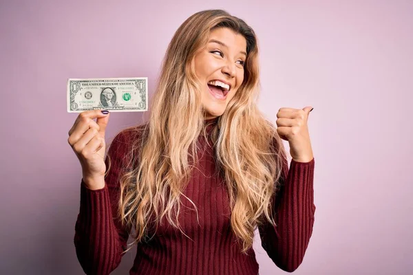 Mladá Krásná Blondýna Žena Drží Jeden Dolar Bankovky Nad Izolované — Stock fotografie