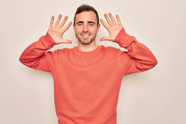 Joven Hombre Guapo Con Ojos Azules Usando Suéter Casual Pie —  Fotos de Stock