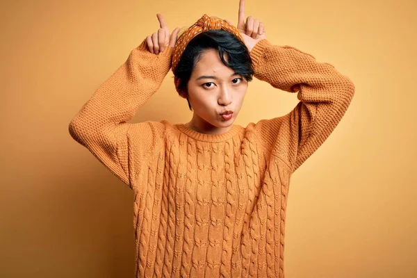 Jong Mooi Aziatisch Meisje Dragen Casual Trui Diadeem Staande Gele — Stockfoto