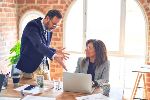 Twee Werknemers Van Middelbare Leeftijd Die Samenwerken Man Pesten Vrouw — Stockfoto