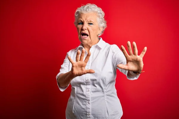 Senior Mooie Vrouw Dragen Elegante Shirt Staan Geïsoleerde Rode Achtergrond — Stockfoto