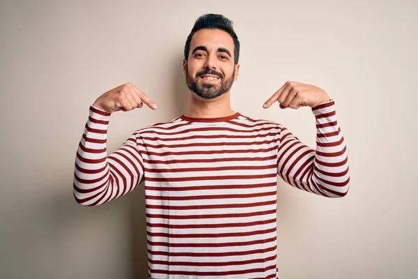 Ung Stilig Man Med Skägg Bär Casual Randig Shirt Står — Stockfoto