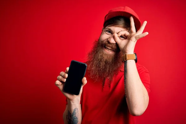 Redhead Irlandese Consegna Uomo Con Barba Tenendo Smartphone Mostrando App — Foto Stock