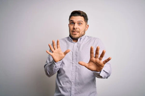 Mladý Obchodník Modrýma Očima Stojící Nad Osamělým Pozadím Vyděšený Vyděšený — Stock fotografie