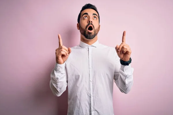 Giovane Bell Uomo Con Barba Che Indossa Camicia Casual Piedi — Foto Stock