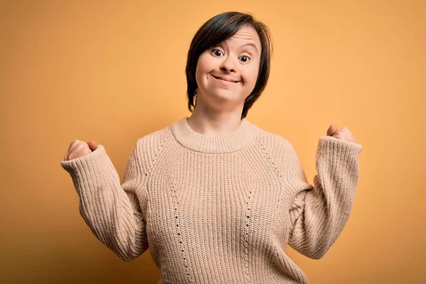 Jovem Mulher Síndrome Vestindo Camisola Casual Sobre Fundo Amarelo Comemorando — Fotografia de Stock