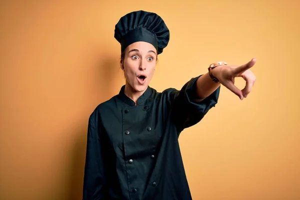 Junge Schöne Köchin Kochuniform Und Hut Vor Gelbem Hintergrund Zeigt — Stockfoto