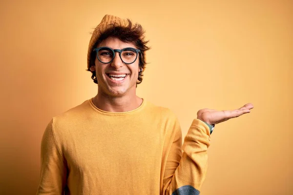 Młody Przystojny Mężczyzna Luźnej Koszulce Okularach Odizolowanym Żółtym Tle Uśmiecha — Zdjęcie stockowe