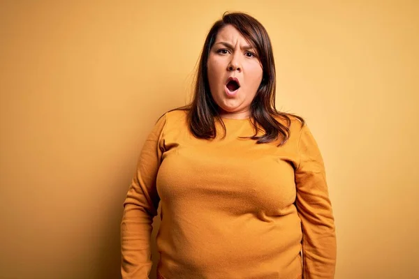 Schöne Brünette Size Frau Trägt Lässigen Pullover Über Isoliertem Gelben — Stockfoto
