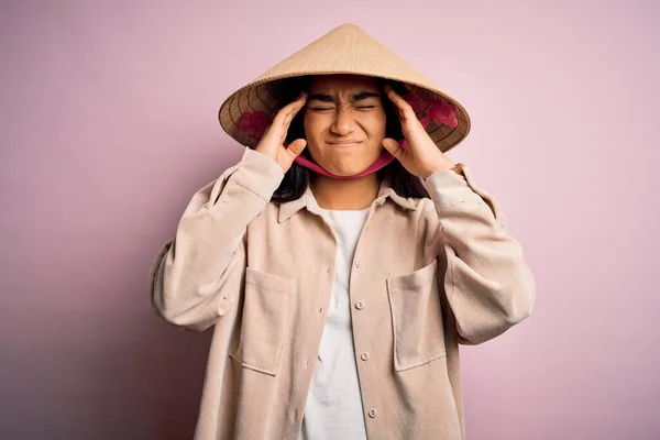 Jonge Mooie Vrouw Met Traditionele Conische Aziatische Hoed Geïsoleerde Roze — Stockfoto