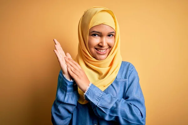 年轻美丽的女人 头戴阿拉伯式传统头巾 头戴黄色背景的头巾 拍手欢呼 快乐快乐地 自豪地手挽手 — 图库照片