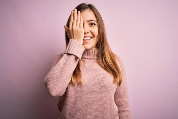 Mooie Jonge Vrouw Dragen Coltrui Roze Geïsoleerde Achtergrond Bedekken Een — Stockfoto