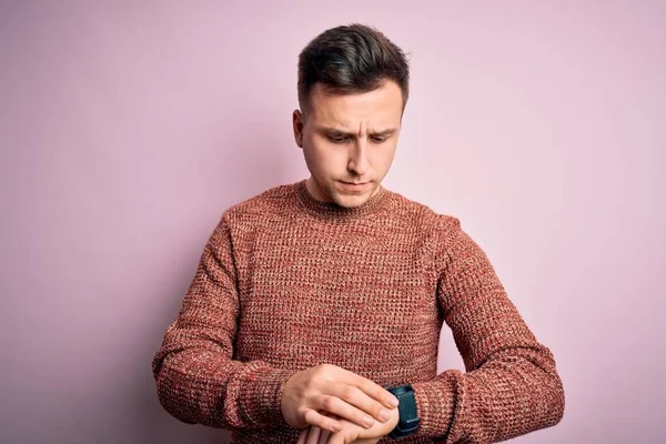 스웨터를 색외진 위에서 시간을 확인하고 긴장을 자신감 모습으로 — 스톡 사진