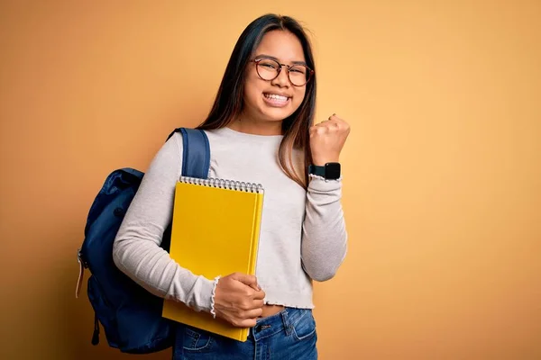 Ung Smart Asiatisk Student Flicka Bär Ryggsäck Hålla Anteckningsbok Över — Stockfoto