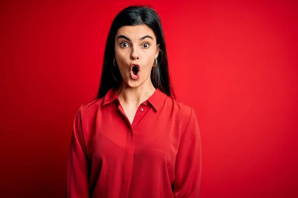 Young Beautiful Brunette Woman Wearing Casual Shirt Standing Red Background — Stock Photo, Image